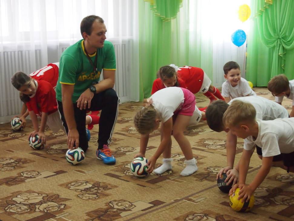 Занимаемся спортом вместе: грязинские футболисты научили дошкольников играть в футбол